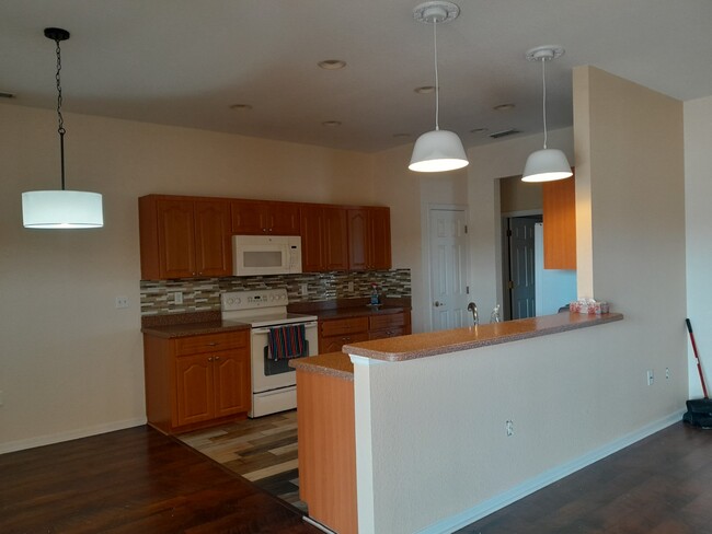 Kitchen with bar - 8680 Pebblebrooke Way