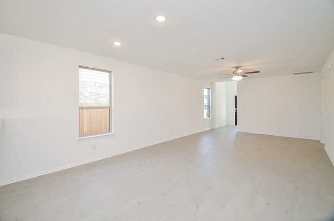 Building Photo - 7919 Royal Palm Dr