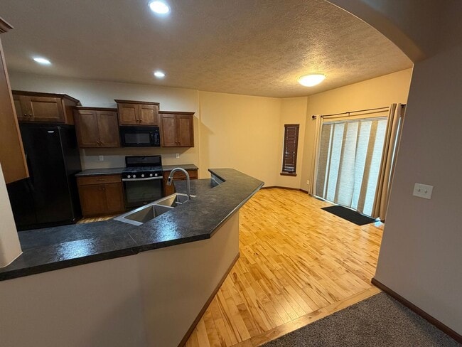 Building Photo - Large Ranch Style Twin Home For Rent