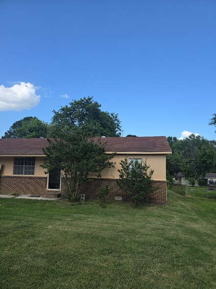 Building Photo - 503 Madonna St