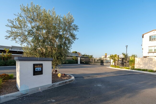 Building Photo - 4 Bed 3.5 Bath Detached House in South El Monte!