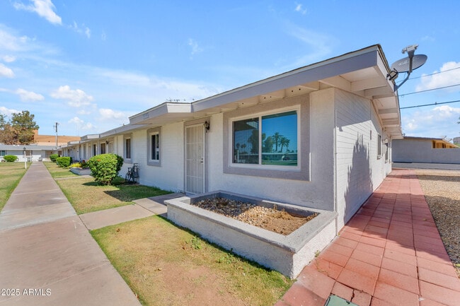 Building Photo - 10612 W Oakmont Dr