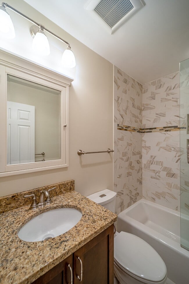 Building Photo - Charming End Townhouse in Prime North Old Town Location