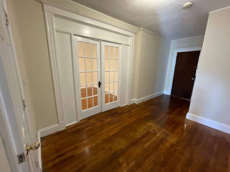 Building Photo - 213 Kelton St