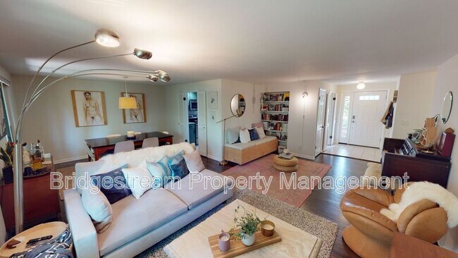 Building Photo - 2125 Belloak Dr