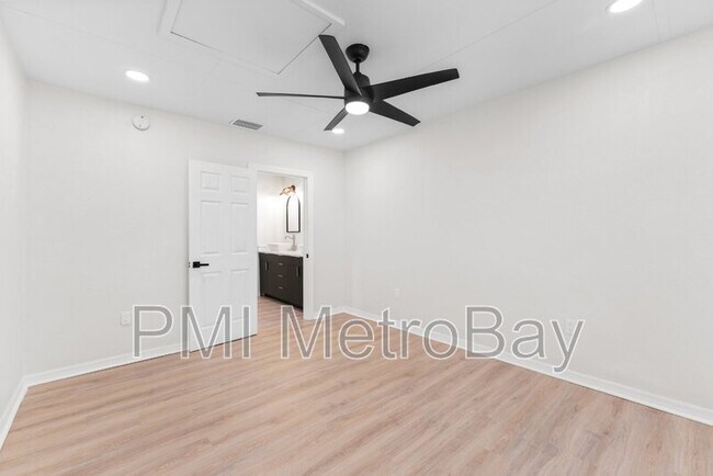 Building Photo - 4939 Woodland Dr