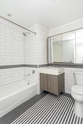 Building Photo - 515 W 38th St