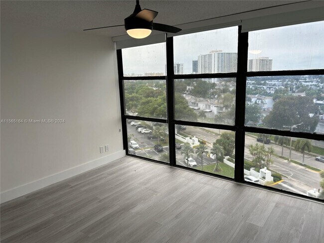 Building Photo - 1000 Parkview Dr