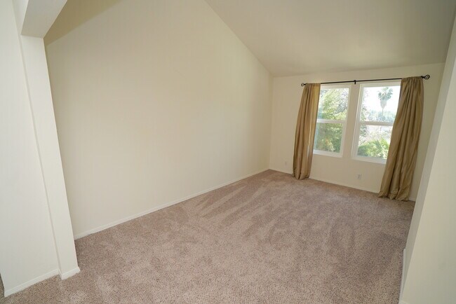 Building Photo - 4 Bedroom Rental Home in Santa Clarita.