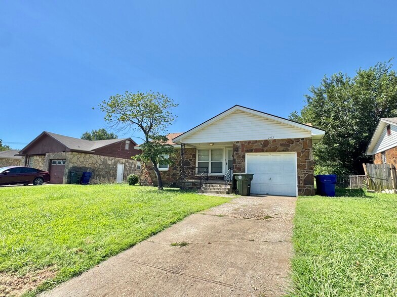 Building Photo - 252 E Coe Dr