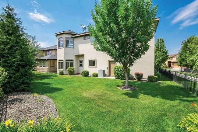 Building Photo - Luxury 4 Bed, 3.5 Bath Home | 4-Car Garage | Resort-Style Amenities