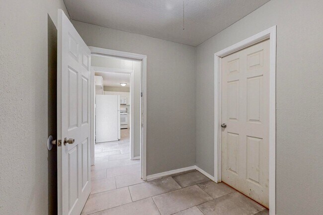 Building Photo - NE Mid-Century Modern 3 Badroom 1.5 Bath with garage