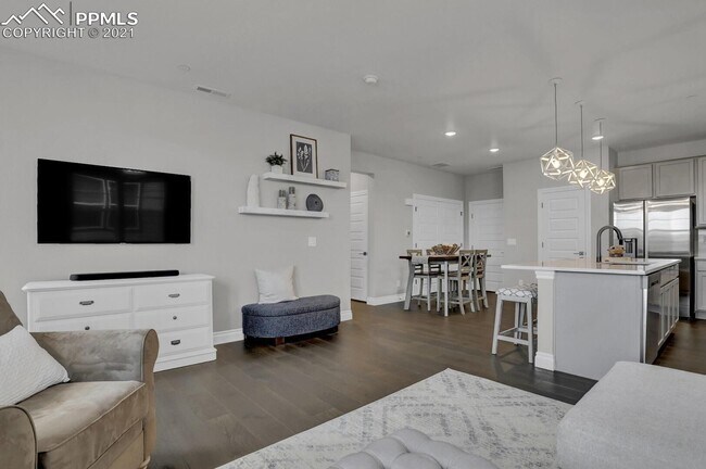 Building Photo - Beautiful and Newer 3 Bedroom Townhome in ...