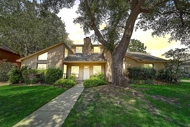 Building Photo - 8111 Pine Green Ln