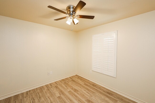 Building Photo - 9813 Sandhill Dr