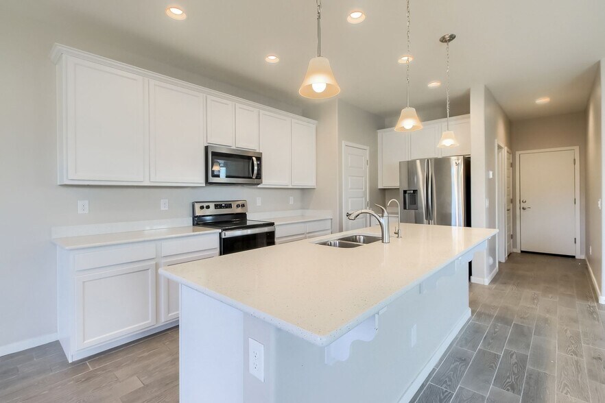 Building Photo - 905 S Canal Dr