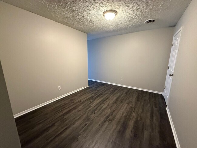 Building Photo - Cozy 2 Bedroom Garden Apartment