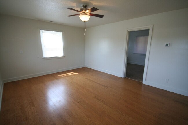 Building Photo - Two bedrooms, hardwood throughout, and a private driveway — all under $1,400 near Duke West.