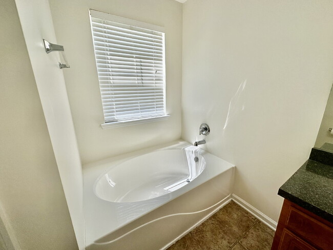 Building Photo - Bluffton Park Home Across from the Park wi...