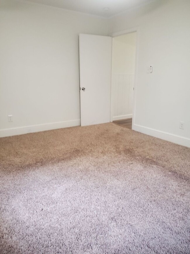 Building Photo - Newly Renovated 3 bedroom Single Family Ho...