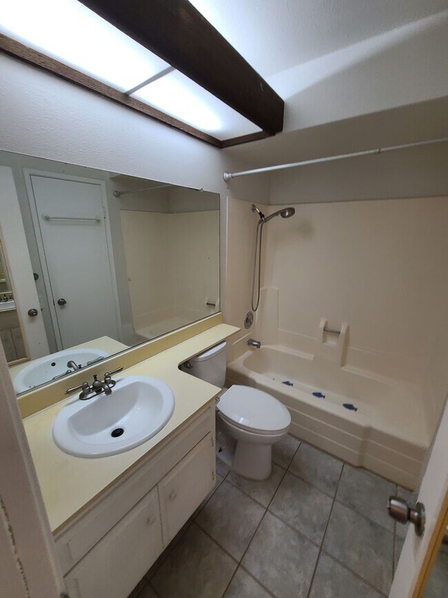 Building Photo - Beautiful 2BD/1BA – Natural Light - Mission Trails/San Carlos Area - Comfortable and Quiet