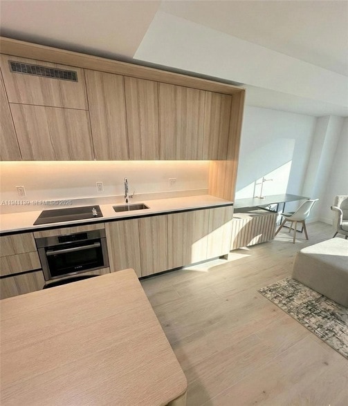 Building Photo - 225 N Miami Ave