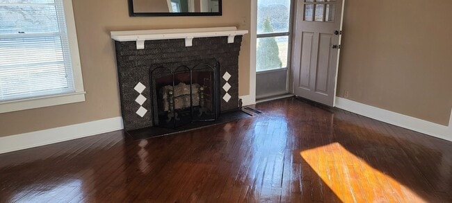 Building Photo - COMING SOON!  Lone Oak Cottage - 2 bedrm 1 bath Available - May 10th