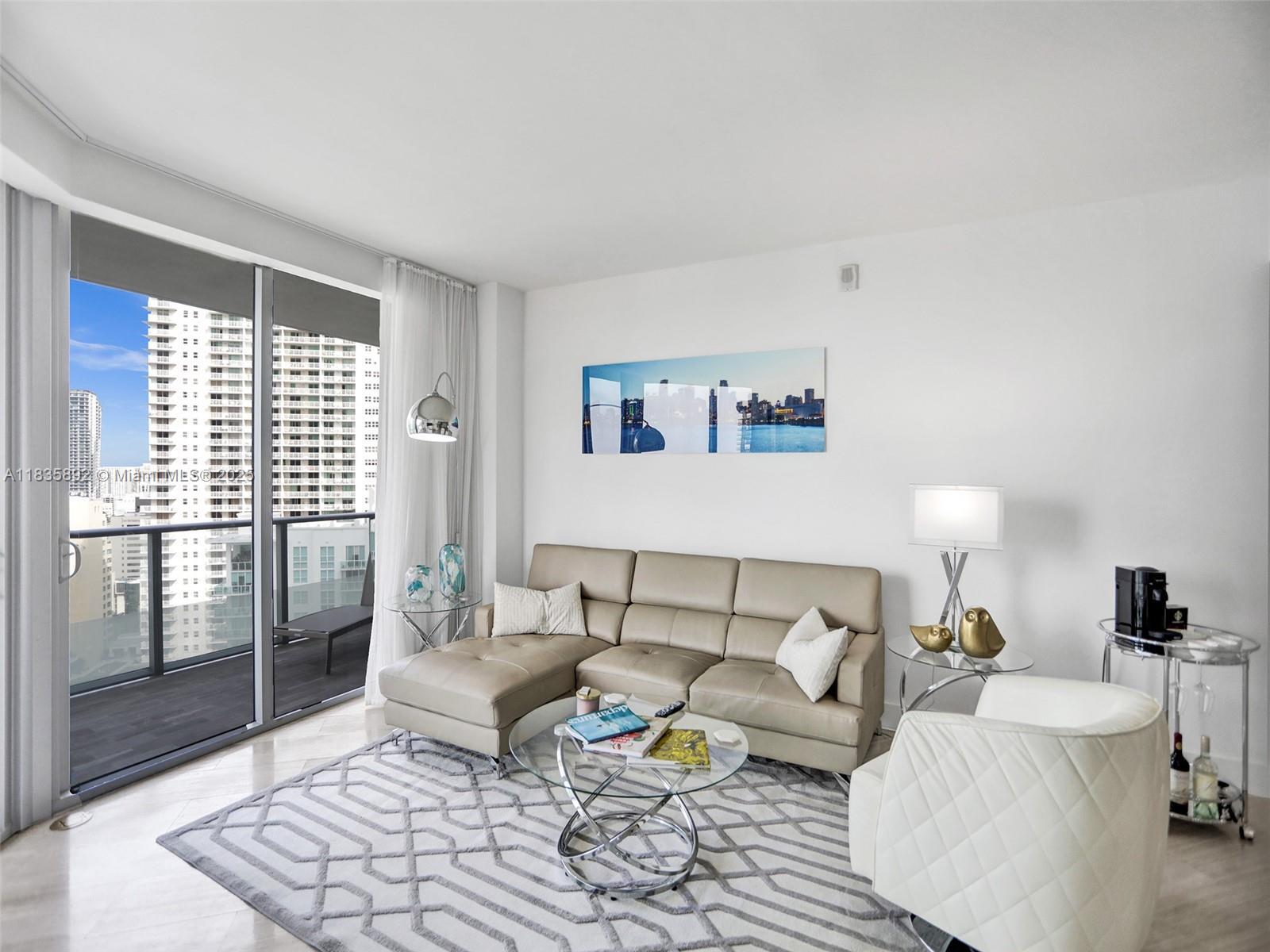 Building Photo - 1300 Brickell Bay Dr