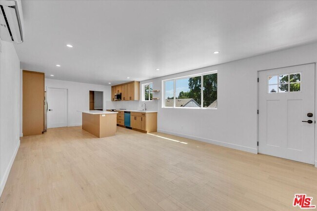 Building Photo - 6913 1/2 Encino Ave
