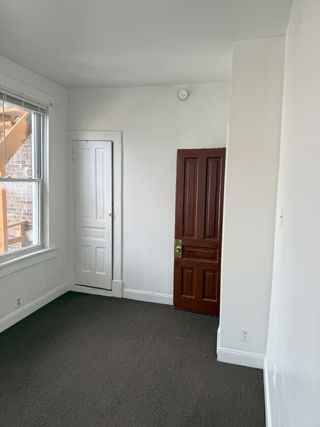 Building Photo - 374 Meyran Ave
