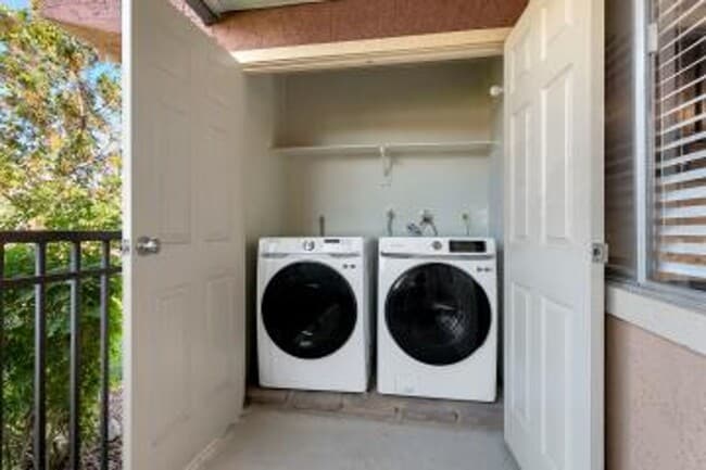 Building Photo - Bella Vita Condominium/Ground Floor/Upgraded/Minutes to the Strip