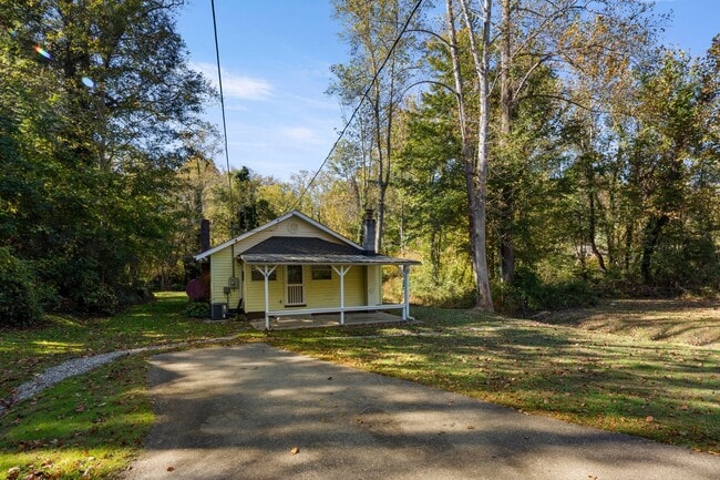Building Photo - Updated Cottage on Haw Creek!