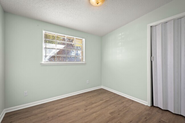 Building Photo - 3023 Lorman Dr