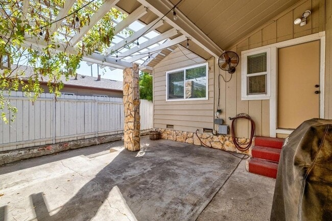 Building Photo - Welcome to this stunning 4-bedroom, 2-bath...