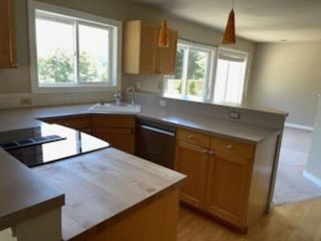 Building Photo - North Gig Harbor 3 bed 2.5 bath ~2,600sqft