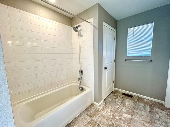 Building Photo - Better Than New! Stunning 4-year old Home Corner End-Unit with High-End Finishes