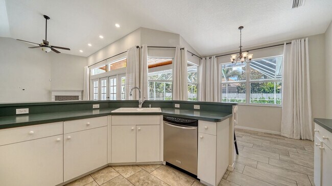 Building Photo - 4-Bedroom Home with Pool in Eastlake Commu...