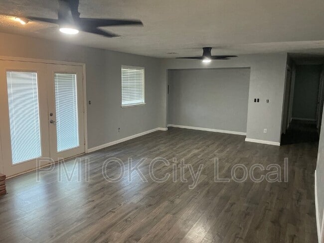 Building Photo - 3708 N Eagle Ln