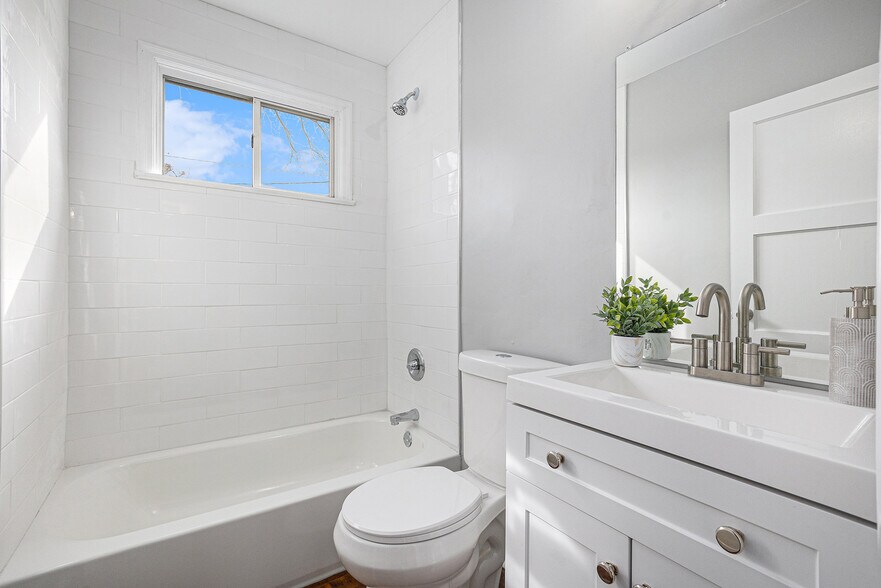 Building Photo - 701 9th Ave S