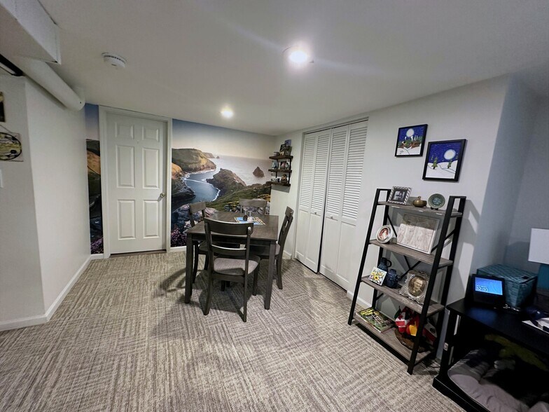 Dining room - 5940 N Bernard St