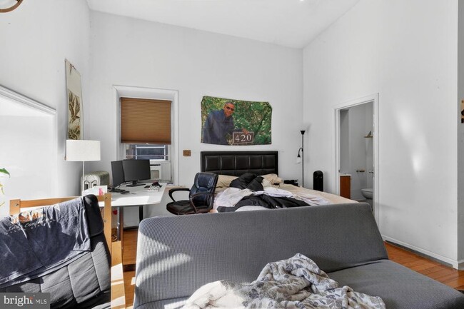 Building Photo - 4011 Pine St