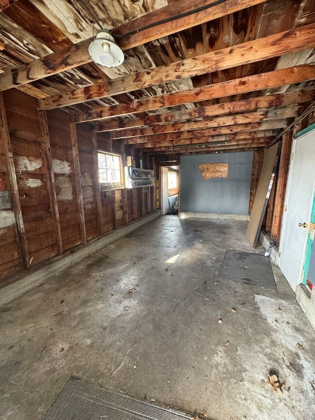 Building Photo - Charming University District Home - 4 Bedrooms, 2 Bathrooms