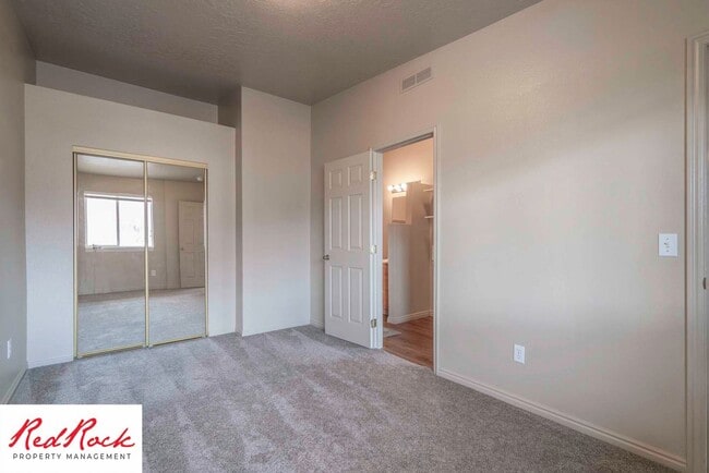 Building Photo - Dog Friendly! Great 2 Bedroom, 2 Bathroom ...