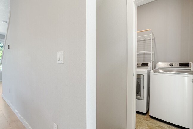 Building Photo - 4 bed, 4 bath Multi-Level Home in Pringle ...