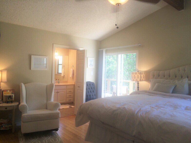 Building Photo - 9810 Lake Ridge Dr