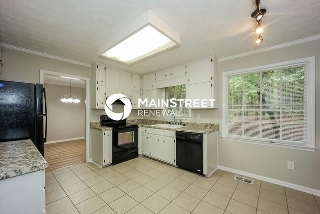 Building Photo - 3 Bedroom Pet-Friendly Home in FAYETTEVILLE, GA with Main Street Renewal