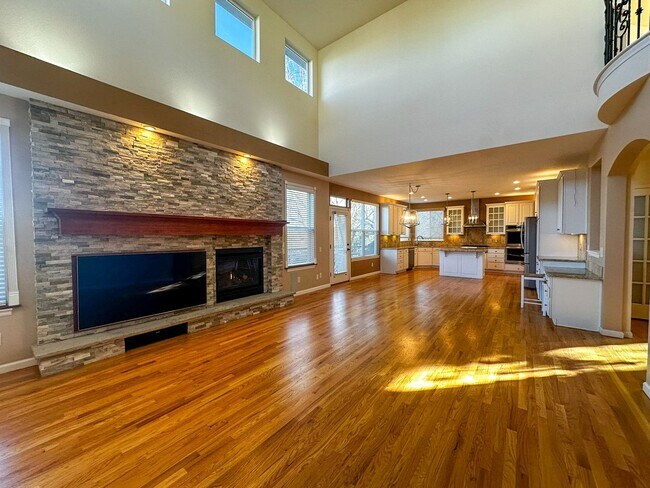 Building Photo - Luxurious Castle Pine living awaits!