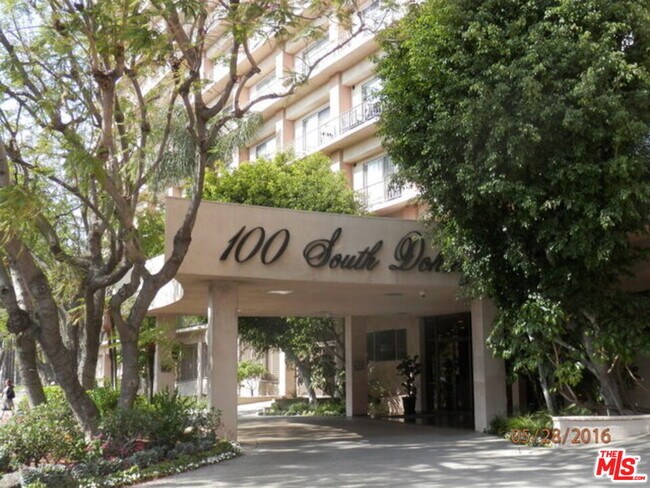Building Photo - 100 S Doheny Dr
