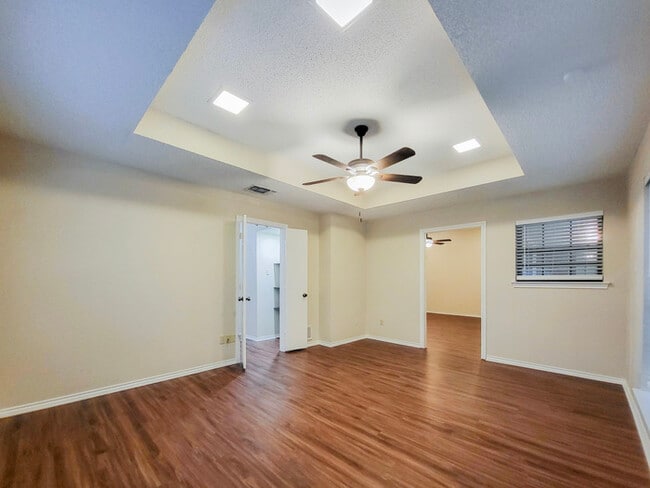 Building Photo - Stunning 3-2-2 in Arlington