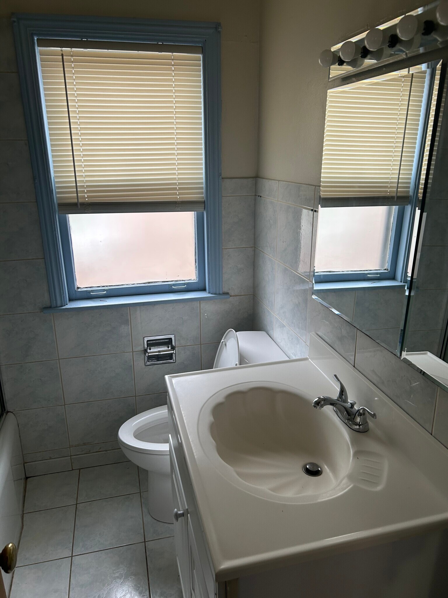 Building Photo - 8855 S Dorchester Ave